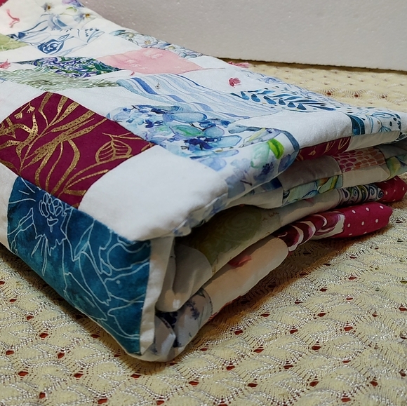 Handmade patchwork tied vintage lap quilt - Picture 6 of 9